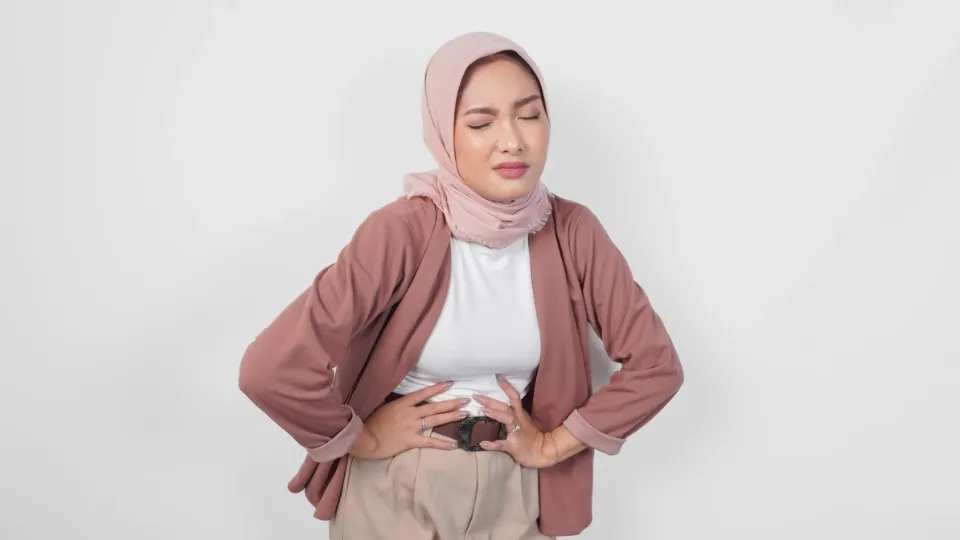 Asam Lambung Naik Saat Puasa: Ciri-Ciri, Cara Mengatasi Tanpa Membatalkan & Kapan Harus Berbuka