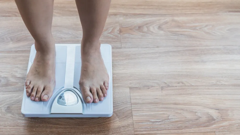 Apakah Berat Badan Turun Bisa Menghilangkan GERD? Bukti Klinis dan Ekspektasi Realistis