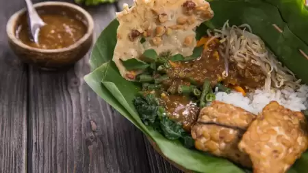 Bolehkah Makan Pecel saat Diet? Ketahui Total Kalorinya!