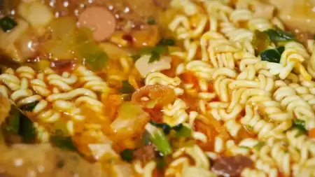 Apakah Penderita Asam Lambung Boleh Makan Mie Instan?