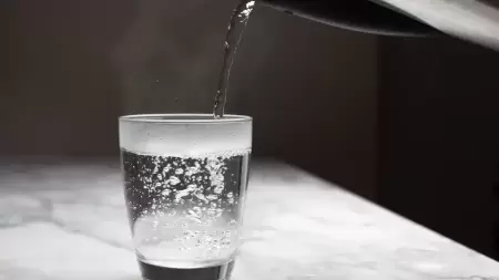 Bolehkah Asam Lambung Minum Air Hangat? Mengungkap Mitos dan Fakta Medis