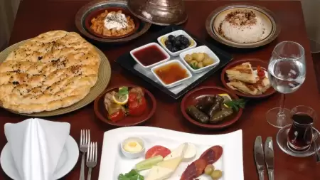 Rekomendasi Makanan Sahur Agar Kuat Menjalankan Ibadah Puasa