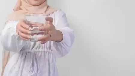 Tips Minum Air Putih Saat Puasa agar Tubuh Tetap Segar dan Terhidrasi