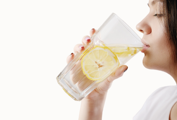 air lemon segar untuk sakit tenggorokan